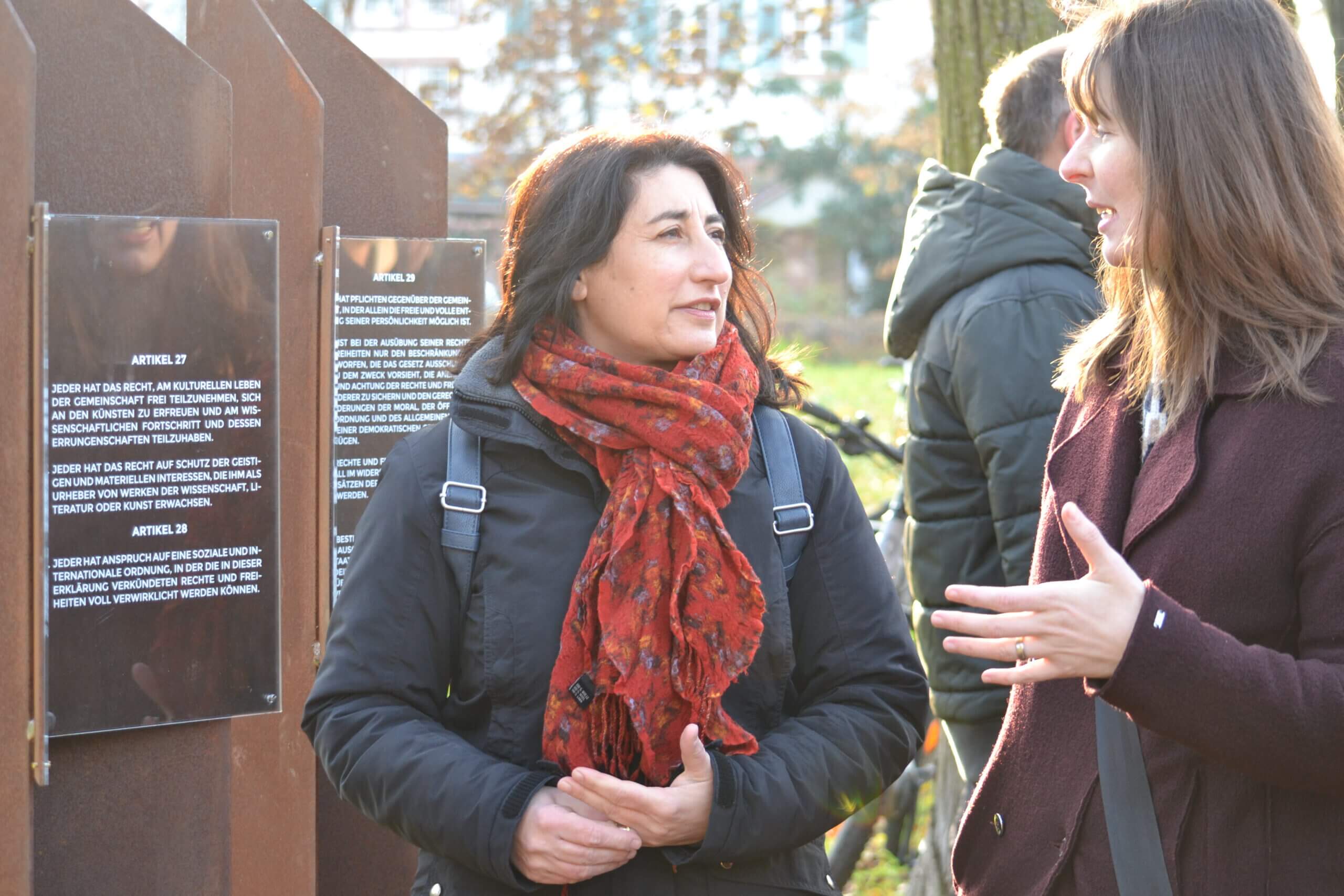 Denise Loop mit Lisa Paus auf der Außenterrasse im Bundestag