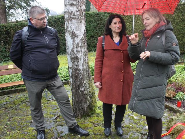 Presseartikel: Grünen-Politiker besuchen die Ausstellung und das Gräberfeld X in Tübingen