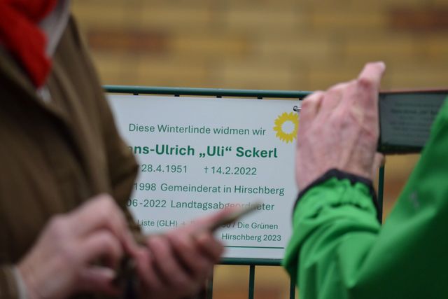 Presseartikel: Winterlinde in Hirschberg zu Ehren von Uli Sckerl gepflanzt