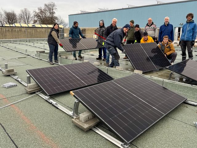 Freiwillige installieren PV-Anlage auf Schriesheimer Sporthalle